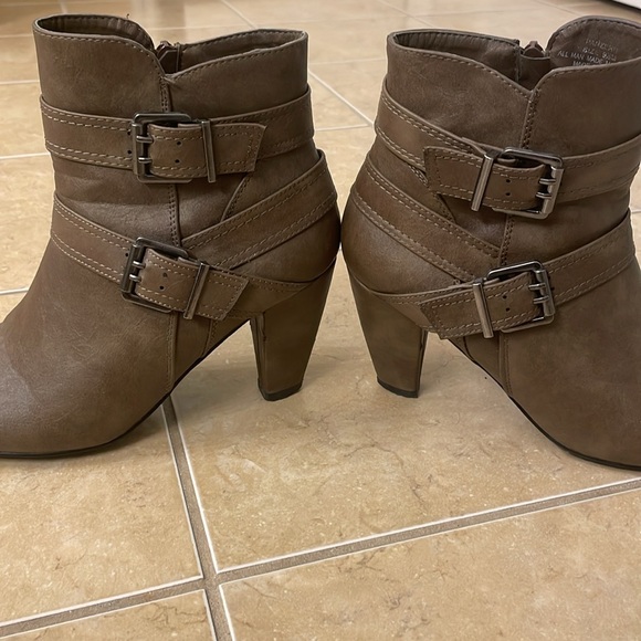 Cute Brown Booties - Picture 9 of 10